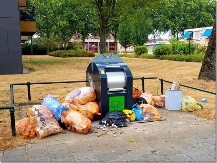 Afvalopeenhoping aan de Appelaar in 2018. Sindsdien is het afvalgedrag van een aantal mensen nog niet verbeterd.