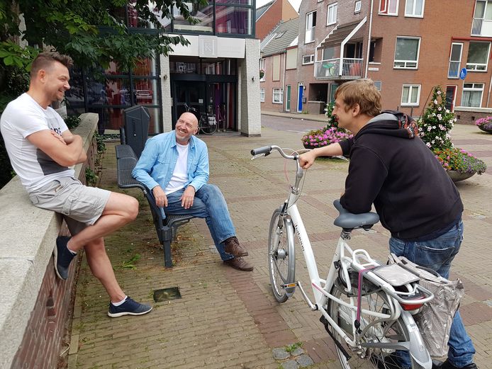 Superspeurders Peter Muilwijk (links), Marcel Klijn (midden) en Michel de Ruiter tijdens een eerdere zoektocht in 2019. Bij de voet van Muilwijk ligt een Memory Brick.