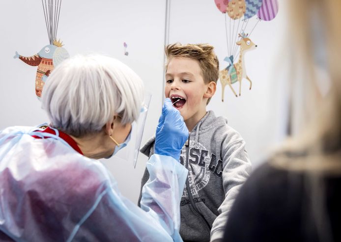 Een kind ondergaat een coronatest in een speciale kindertestbalie. Speciaal voor kinderen wordt een flexibeler wattenstaafje gebruikt, waardoor de test minder pijnlijk is.