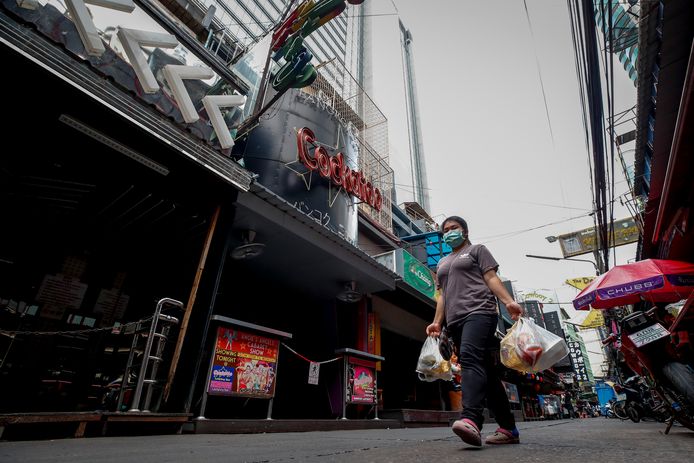 Een uitgaanswijk in miljoenenstad Bangkok is nagenoeg verlaten.
