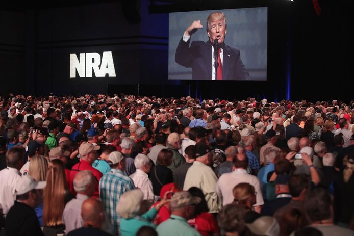 Trump spreekt een congres van de NRA toe, de National Rifle Association. De belangenvereniging van Amerikaanse vuurwapenbezitters heeft ruim vijf miljoen leden.