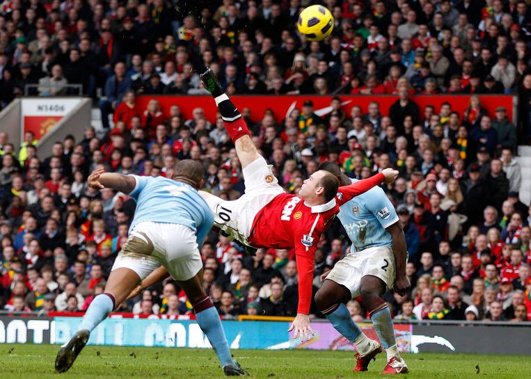 Wayne Rooney scoort met een fenomenale omhaal tegen Manchester City, in 2016. Beeld REUTERS