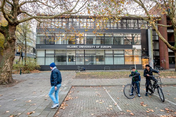 Het is meestal rustig in het schoolgebouw van de Islamitische Universiteit van Europa in Rotterdam-Blijdorp.