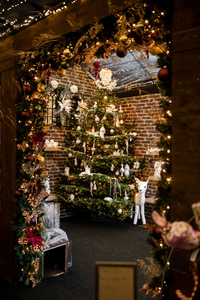 Wim en Dimitri van Christmas Tree Farm ademen Kerst en pakken in hun winkel uit met exclusieve, Amerikaanse kerstversiering.