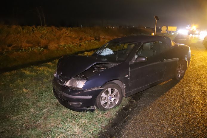 Een van de twee auto's die betrokken was bij het ongeluk op de A15.