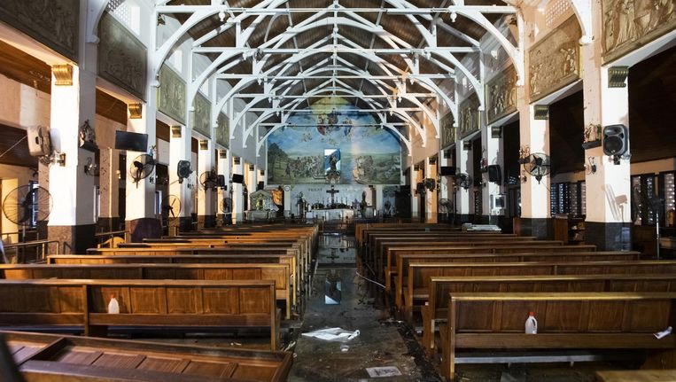 Het interieur van een van de kerken, die is vernield tijdens de aanslagen in Sri Lanka. Beeld AFP