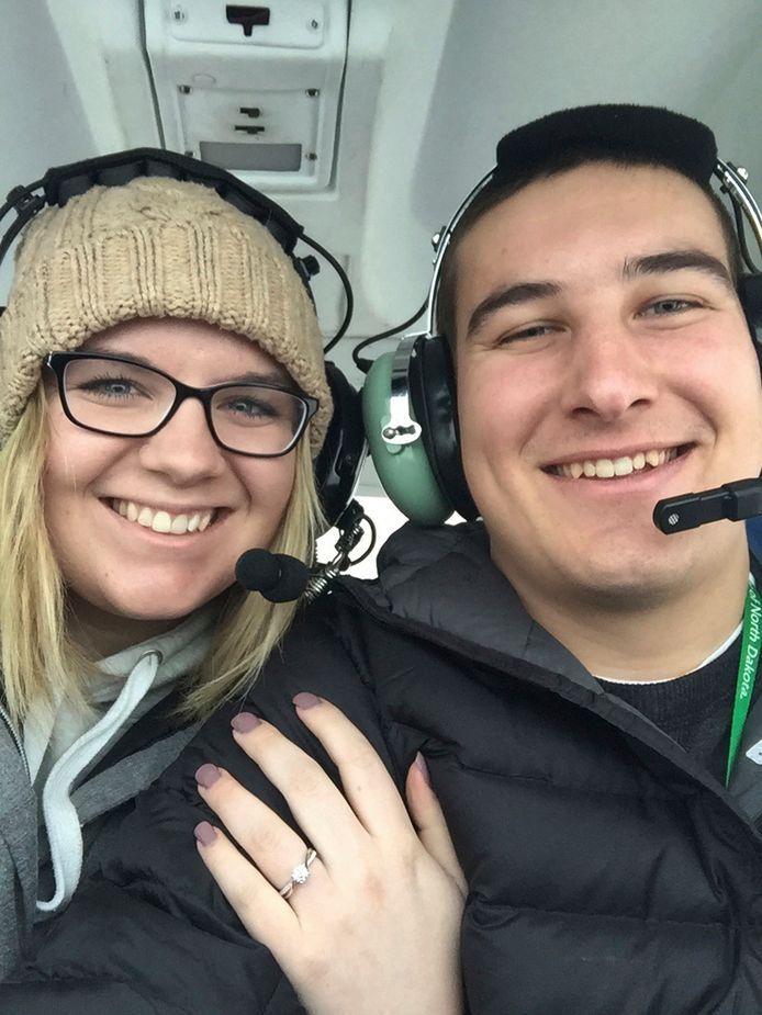 Gavin en Olivia (mét verlovingsring) in de Cessna.