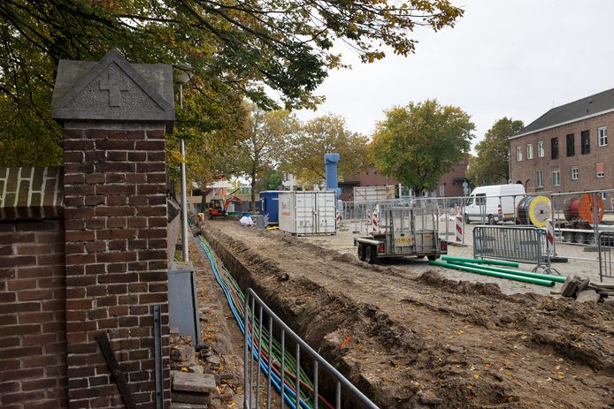 Tegen de muur van het Catharinakerkhof aan de Deken van Somerenstraat in Eindhoven zijn de voorbereidingen voor de bouw van twee woontorens al begonnen