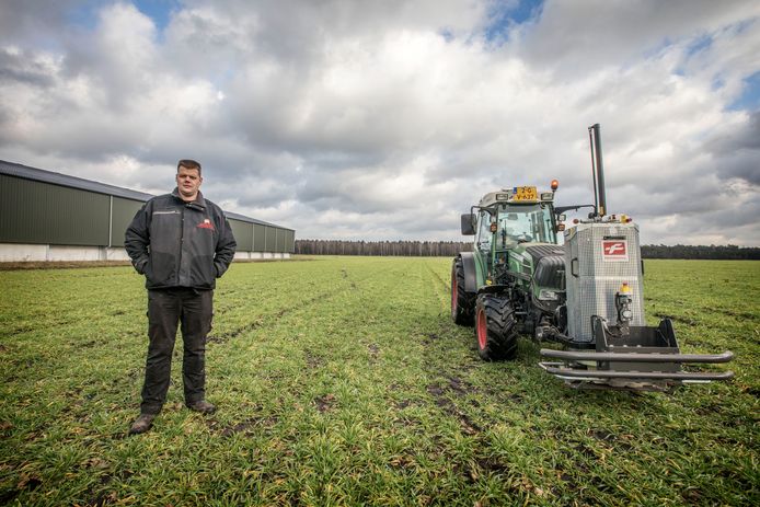 Jacob van den Borne bij zijn robottractor.