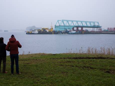 Eerste brug is opgeladen; invaren bruggen en sluisdeuren in Nieuwe Sluis is via webcam te volgen