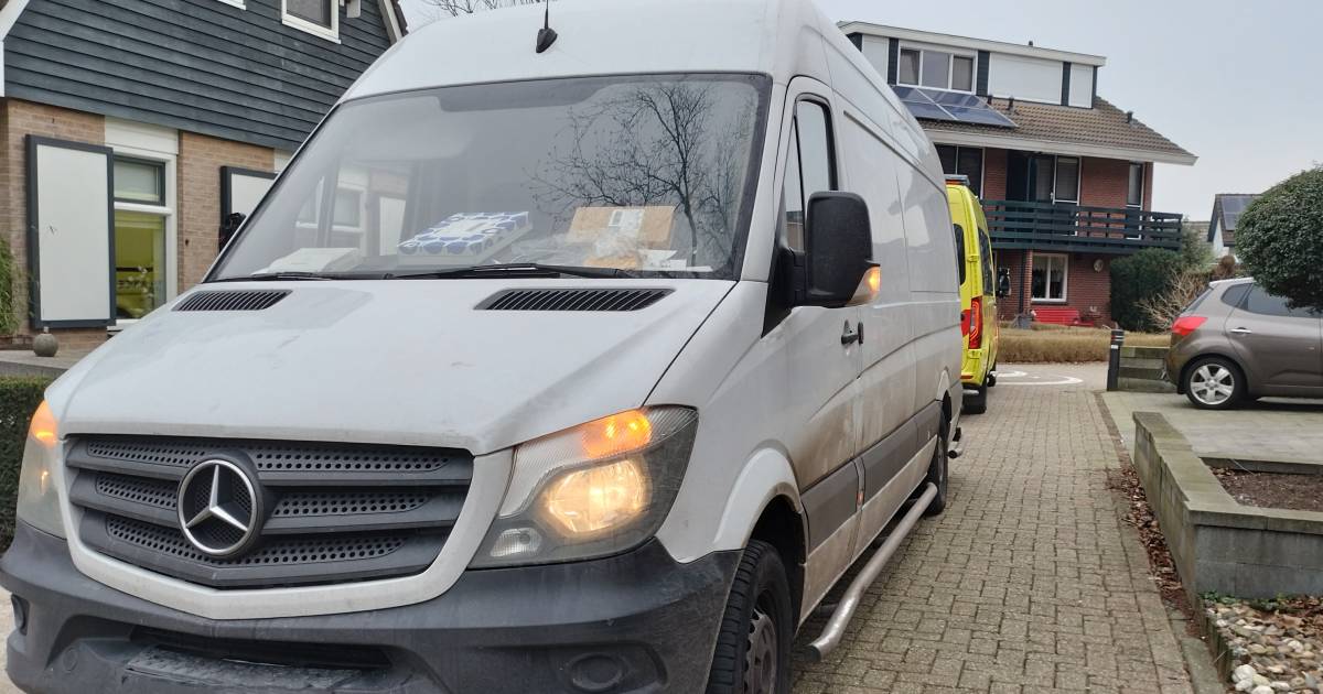 Voetganger gewond door aanrijding met bestelbusje van bezorgservice.