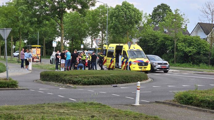 Bij een kampioensrit van voetbalclub DVV uit Duiven (Gelderland) zijn twee jongeren gewond geraakt.