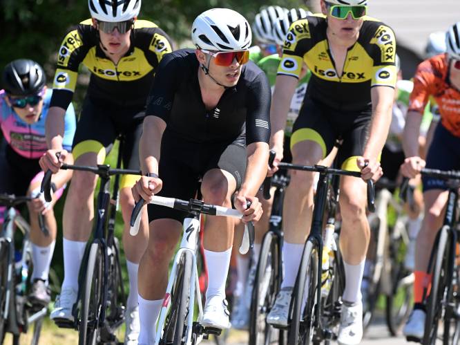 Yarno Heymans rijdt als individuele renner in het peloton rond: “Zwarte trui hoeft geen grote handicap te zijn”
