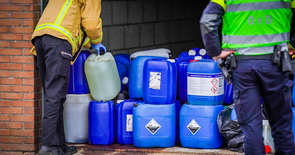 In een garagebox aan de IJsvogelhof in Nuenen zijn woensdagavond 70 tot 80 vaten met synthetisch drugsafval gevonden, meldt de politie. .