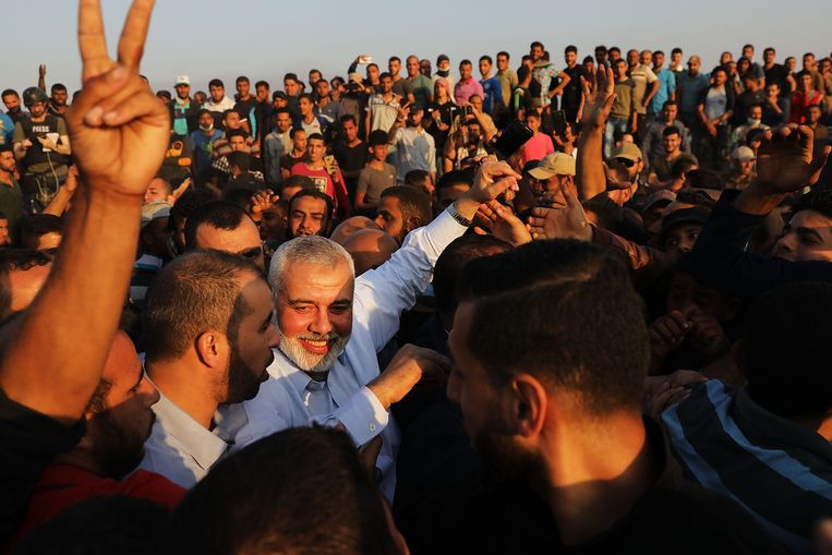 Hamas-leider Haniya aan de grens met Israël. Beeld Getty Images