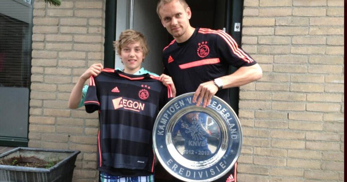 Rose kleur bioscoop Belachelijk Ajax komend seizoen in zwart met roze uittenue | Nederlands voetbal | AD.nl