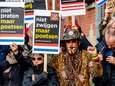 Antizwartepietdemonstranten voeren actie bij Oude Stadhuis tijdens sinterklaasintocht Rijswijk
