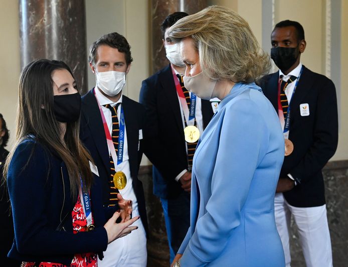 Nina Derwael (turnster) en koningin Mathilde.