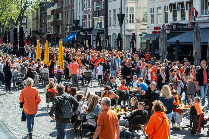 Drukte in Bredase binnenstad tijdens Koningsdag.