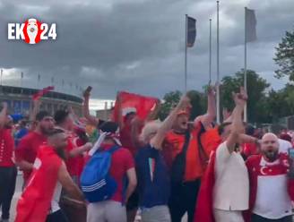 LIVE NEDERLAND-TURKIJE. Verbroedering tussen Nederlandse en Turkse fans aan stadion, politie sluit fanzones door dreigend noodweer
