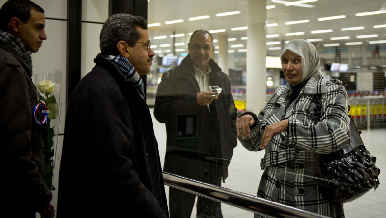 Een reiziger uit Egypte komt aan op Schiphol. Het is niet bekend of deze personen migrant en/of moslim zijn. Beeld anp