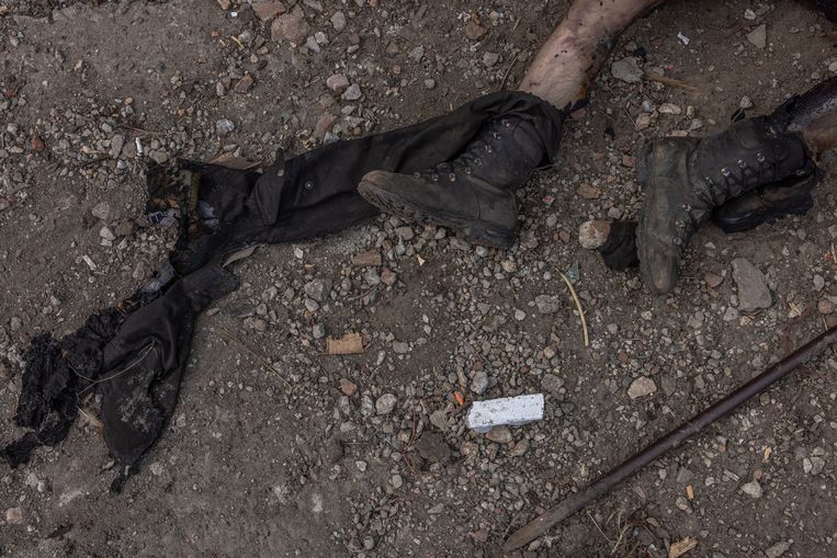 Het lichaam van een dode Russische soldaat nabij Charkov. Beeld ANP / EPA
