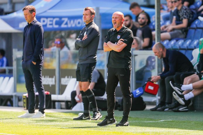 PEC-trainer Dick Schreuder schreeuwt de longen uit zijn lijf, tijdens het duel met PSV. Het mocht niet baten: de Zwollenaren verloren met 2-1.