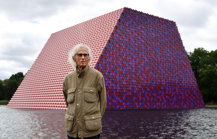 Christo devant son oeuvre 'Mastaba' à Londores, le 18 juin 2018.