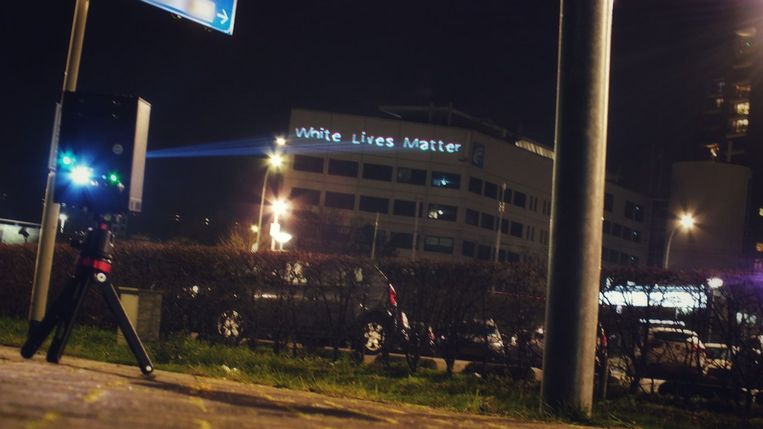 ‘White Lives Matter’ op een gebouw in Venlo, op 28 december. Beeld Telegram