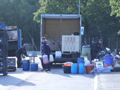 Vrachtwagentje aan de kant gezet langs A12 bij Arnhem, spullen voor drugslab in lading