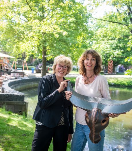 Kunstwerken ‘drijven’ straks weer op het water in Hengelo: ‘Je wordt uitgedaagd om bij kunst stil te staan’