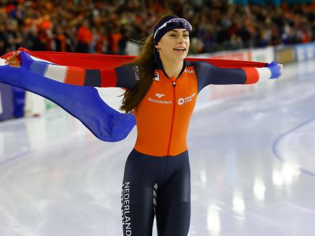 Friezin Femke Kok stunt in ‘tweede thuis’ met wereldtitel op 500 meter: ‘Thialf gaf me extra energie’