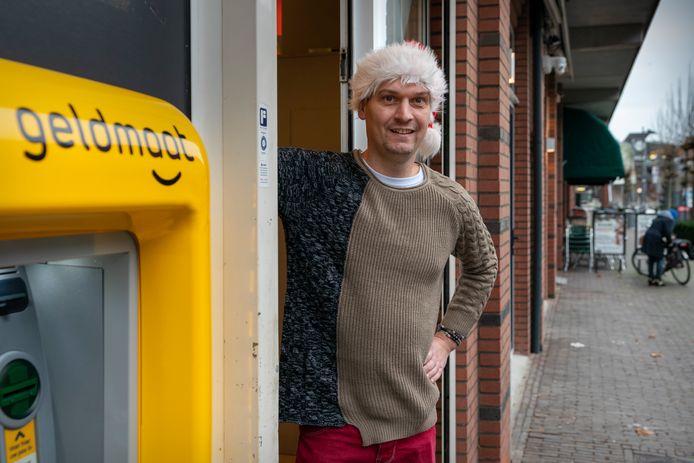 Dennis Smith met kerstmuts bij de ingang van tabakszaak Passarelle die voorgoed is gesloten.