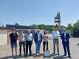 vlnr. Medewerker Provincie Oost-Vlaanderen, vader en zoon Vindevogel die de werken zullen uitvoeren, Evergems burgemeester Joeri De Maertelaere, gedeputeerde Riet Gillis, Evergems schepen Lucas Van der Meersch en gedeputeerde Kurt Moens aan Evergem-station, waar de werken inmiddels van start zijn gegaan.