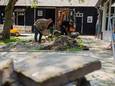 Leo Bouman (links) en Leander Gueguiljam van H4A leggen op het terrein van de kinderboerderij een rolstoelvriendelijk pad aan.
