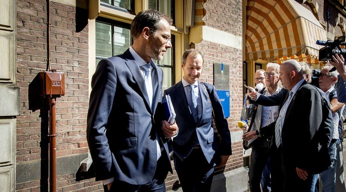 Minister Wiebes (midden), eerder vandaag bij een extra ministerraad over de gevolgen van het terugdraaien van de Groningse gaswinning.