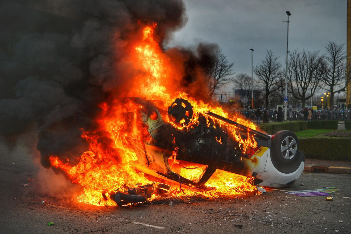 Auto in brand gestoken voor het station.