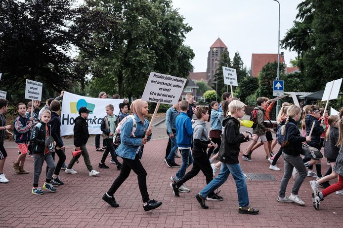 Half juli van dit jaar demonstreerden de kinderen van de Hogenkampschool voor betere huisvesting. Archieffoto: Jan Ruland van den Brink