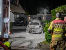 Auto brandt uit in Duiven: mogelijke sprake van brandstichting