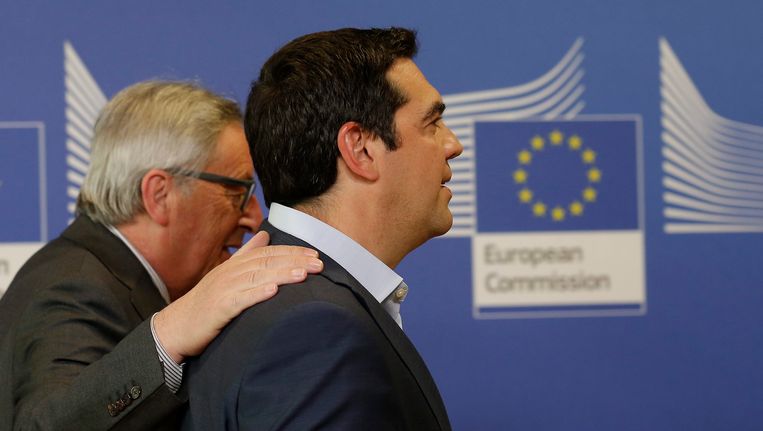 Voorzitter van de Europese Commissie Juncker (l) en de Griekse premier Tsipras voor een overleg in Brussel. Beeld EPA
