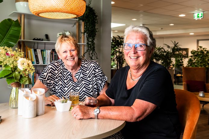 Jeanne Schenkeveld (r) en Corrie Remeeus zijn al dertig jaar actief als vrijwilliger bij het hospice.