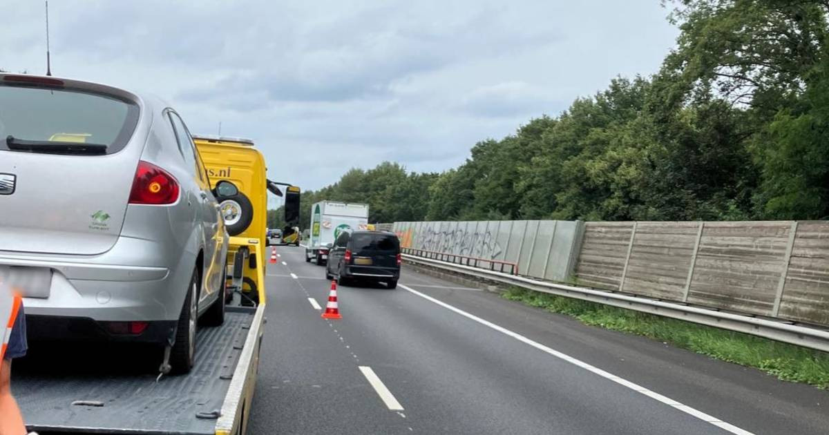 Lange file richting Eindhoven door ongeluk op A2 bij Maasbracht
