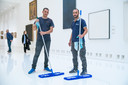 Schoonmakers Mohammed en Redouan houden de blinkende vloer van het KMSKA constant proper.