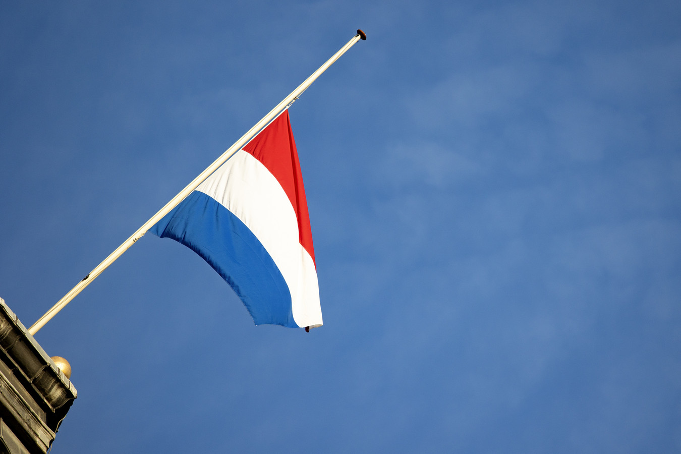 De (ongeschreven) regels van het vlaggen op 4 en 5 mei Foto