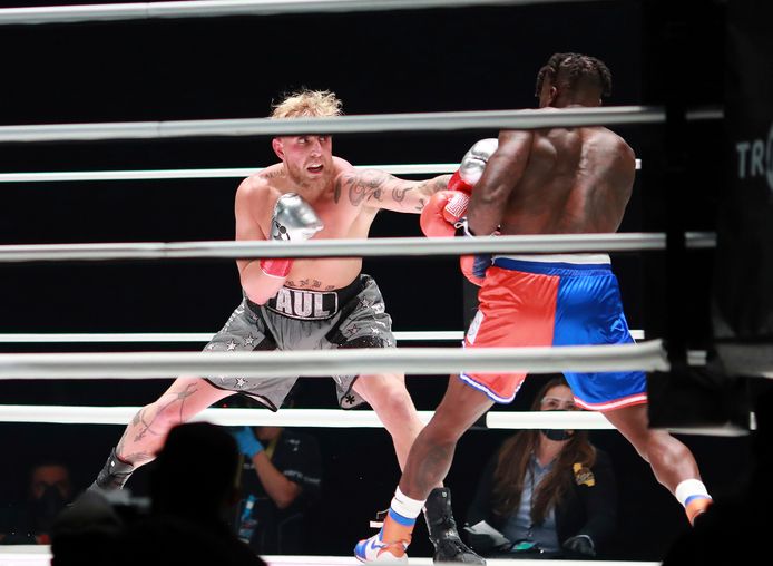 Jake Paul, links in gevecht met voormalig NFL speler Nate Robinson