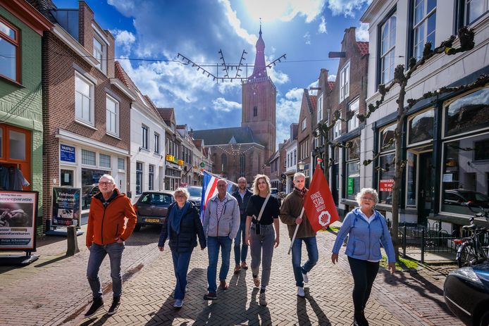 Het comité dat de opening van het Hanzejaar regelt, Corrie Folkersma, Wiebe Bethlehem, René Pastoor, Marlous Naberman en Anky Kosters (vlnr) met verder wethouder Harrie Rietman (geheel links) en ambtenaar Ruurd Klaver (met rode vlag).
