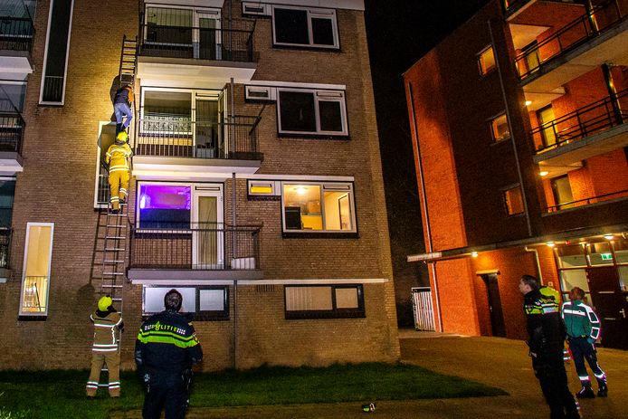 Een bewoner van de derde etage wordt door de brandweerlieden met een ladder naar beneden gehaald en in veiligheid gebracht bij een brand in de Stierstraat in Dordrecht.