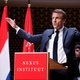 Macron spreekt ‘pragmatische dromers’ toe in onrustige Haagse zaal