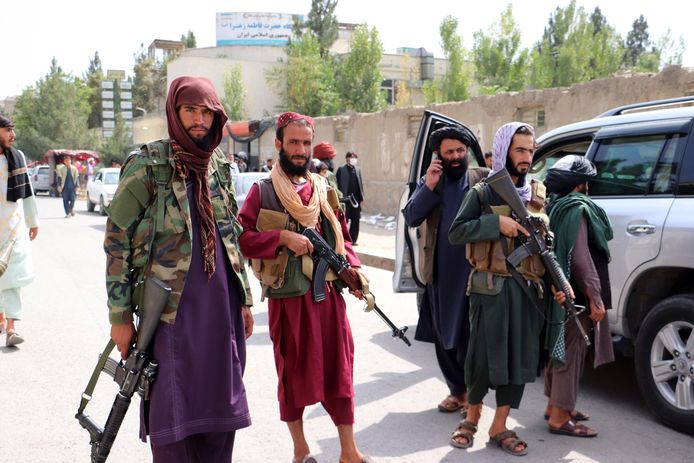 Des combattants talibans patrouillent dans les rues d'un quartier de Kaboul, en Afghanistan, le dimanche 22 août. 22, 2021.
