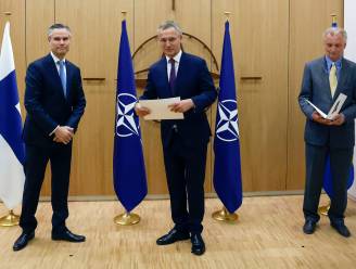 Finland en Zweden overhandigen officieel verzoek tot NAVO-lidmaatschap aan secretaris-generaal Jens Stoltenberg